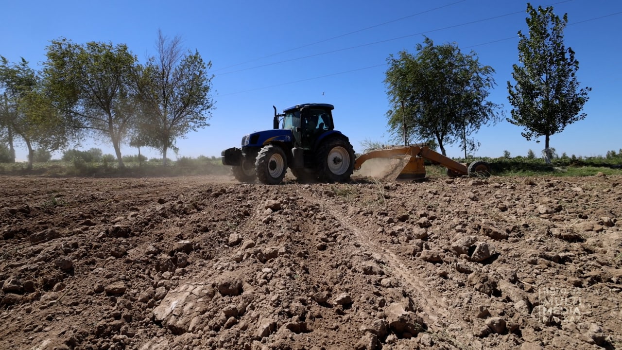 Crop agro uz. Вспаханная земля. Самая большая сельскохозяйственная техника для вспахивания земли. Подготовка к земле. В каком почве сеют озимую пшеницу.